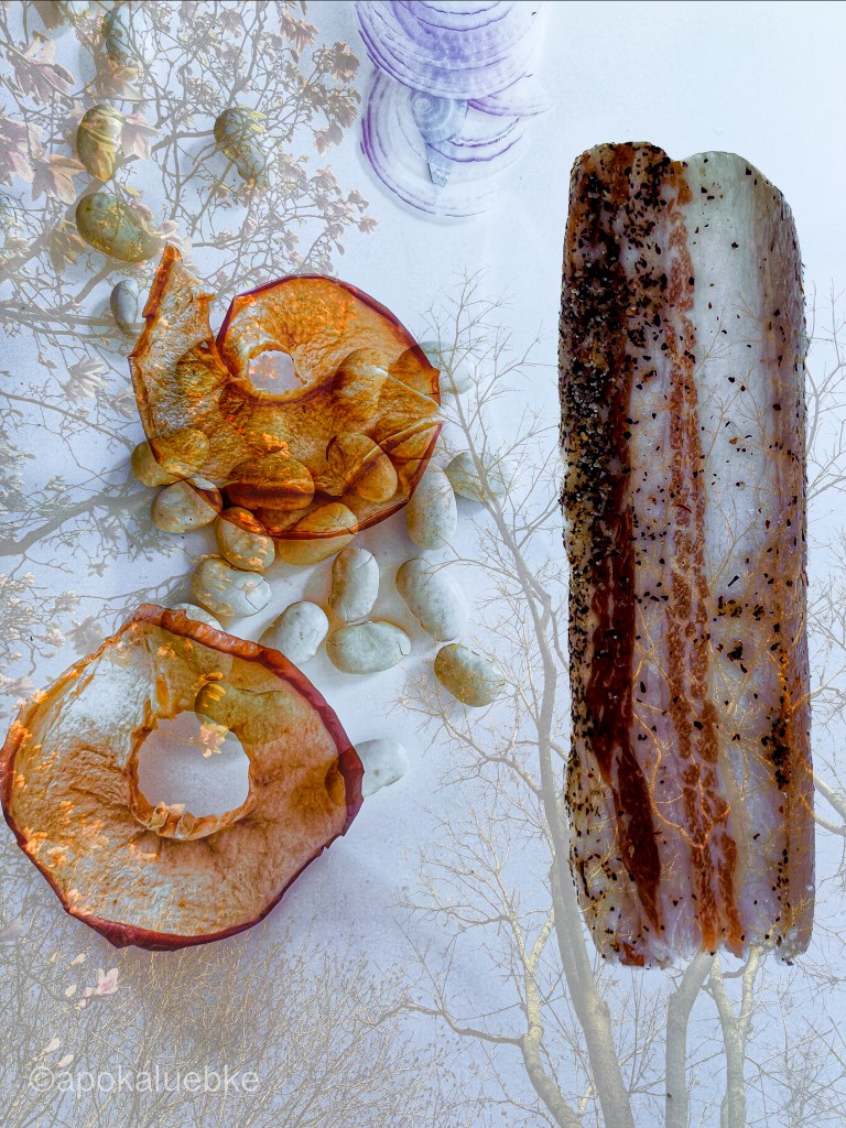 Collage aus Speck, Bohnen und Äpfeln
