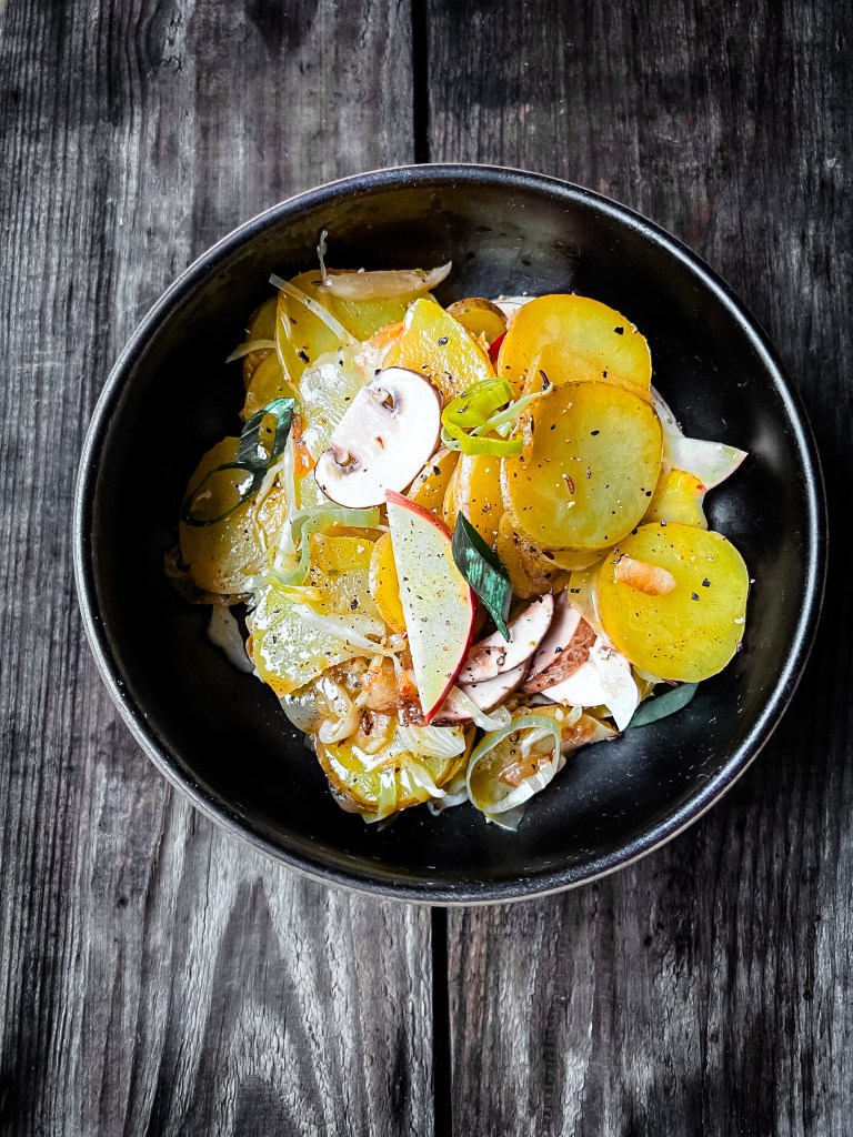 Roh gebratene Kartoffeln mit Kraut und Äpfeln